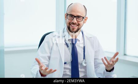 Der Arzt führt eine Konsultation in seiner Arztpraxis durch. Stockfoto