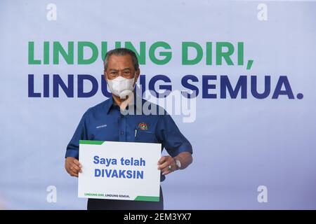 Putrajaya, Malaysia. Februar 2021, 20th. Premierminister Muhyiddin Yassin zeigt ein Plakat mit der Aufschrift „ Ich bin geimpft worden “, nachdem ich die erste Dosis des Pfizer-BioNTech COVID-19-Impfstoffs in Putrajaya erhalten hatte. Malaysia wird das größte Impfprogramm starten, das jemals in Malaysia durchgeführt wurde. 532 Impfzentren landesweit werden ab dem 24. Februar 2021 das Nationale Impfprogramm COVID-19 starten. Die erste Phase umfasst 500.000 medizinische und nicht medizinische Mitarbeiter. Quelle: Calvin Pan/SOPA Images/ZUMA Wire/Alamy Live News Stockfoto