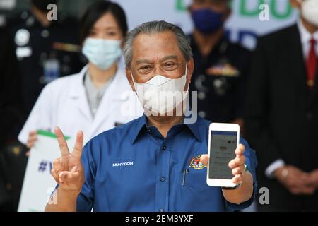 Putrajaya, Malaysia. Februar 2021, 20th. Premierminister, Muhyiddin Yassin posiert für ein Foto, nachdem er die erste Dosis des Pfizer-BioNTech COVID-19 Impfstoffs in Putrajaya erhalten hat. Malaysia wird das größte Impfprogramm starten, das jemals in Malaysia durchgeführt wurde. 532 Impfzentren landesweit werden ab dem 24. Februar 2021 das Nationale Impfprogramm COVID-19 starten. Die erste Phase umfasst 500.000 medizinische und nicht medizinische Mitarbeiter. Quelle: Calvin Pan/SOPA Images/ZUMA Wire/Alamy Live News Stockfoto