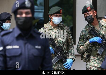 Putrajaya, Malaysia. Februar 2021, 20th. Soldaten, die Gesichtsmasken tragen, sind in einem Gesundheitsdistriktbüro in Putrajaya stationiert. Malaysia wird das größte Impfprogramm starten, das jemals in Malaysia durchgeführt wurde. 532 Impfzentren landesweit werden ab dem 24. Februar 2021 das Nationale Impfprogramm COVID-19 starten. Die erste Phase umfasst 500.000 medizinische und nicht medizinische Mitarbeiter. Quelle: Calvin Pan/SOPA Images/ZUMA Wire/Alamy Live News Stockfoto