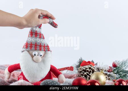 Weibliche Hand Weihnachtsmann Figur auf weißem Hintergrund Stockfoto