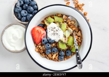 Müslischale mit Obst und griechischem Joghurt von oben. Gesundes Frühstück Stockfoto