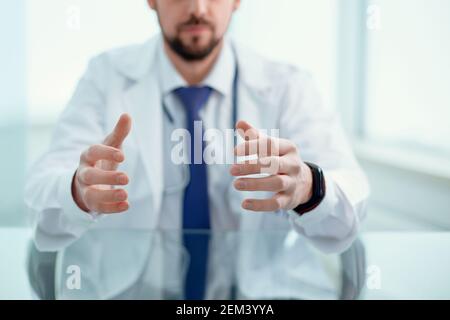 Besorgt männlichen Arzt erklärt etwas zu seinem Patienten. Stockfoto
