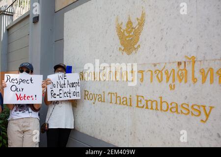 Demonstranten halten Plakate mit der Aufschrift "Respect our Votes" und "we do not accept Wiederwahl" vor der Königlichen Thailändischen Botschaft, als Myanmar Juntas Außenministerin Wunna Maung Lwin heute in Bangkok ankam, um die Situation in Thailand zu kurz zu bringen, Während der Demonstration ging EINE riesige Menschenmenge auf die Straßen von Yangon, um gegen den Militärputsch zu protestieren und forderte die Freilassung von Aung San Suu Kyi. Das Militär von Myanmar nahm am 01. Februar 2021 die staatliche Beraterin von Myanmar Aung San Suu Kyi fest und erklärte den Ausnahmezustand, während sie die Macht im Land für ein Jahr ergattete, nachdem sie die Wahl gegen die verloren hatte Stockfoto