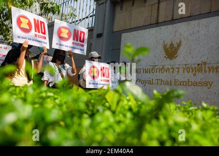 Demonstranten halten Plakate mit der Aufschrift "Keine Wiederwahl" vor der Königlichen Thailändischen Botschaft, als Myanmar Juntas Außenministerin Wunna Maung Lwin heute in Bangkok ankam, um die Situation in Thailand zu kurz zu fassen, Während der Demonstration ging EINE riesige Menschenmenge auf die Straßen von Yangon, um gegen den Militärputsch zu protestieren und forderte die Freilassung von Aung San Suu Kyi. Das Militär von Myanmar nahm am 01. Februar 2021 die staatliche Beraterin von Myanmar Aung San Suu Kyi fest und erklärte den Ausnahmezustand, während sie die Macht im Land für ein Jahr ergattete, nachdem sie die Wahl gegen die National League for Democracy (NLD) verloren hatte. Stockfoto