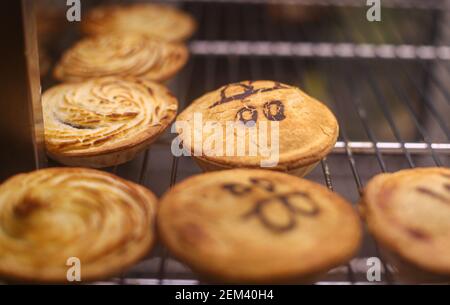 Sydney, Australien. Februar 2021, 24th. Fleischpasteten werden in einem Fleischpasteten-Geschäft in Sydney, Australien, am 24. Februar 2021 gesehen. Ein australischer Fleischkuchen ist ein handgroßer Kuchen mit gewürfeltem oder gehacktem Fleisch und Soße, manchmal mit Zwiebeln, Pilzen oder Käse und oft als Imbiss zum Mitnehmen verzehrt. Quelle: Bai Xuefei/Xinhua/Alamy Live News Stockfoto