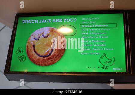 Sydney, Australien. Februar 2021, 24th. Eine Meat Pie Anzeige ist in einem Meat Pie Shop in Sydney, Australien, 24. Februar 2021 gesehen. Ein australischer Fleischkuchen ist ein handgroßer Kuchen mit gewürfeltem oder gehacktem Fleisch und Soße, manchmal mit Zwiebeln, Pilzen oder Käse und oft als Imbiss zum Mitnehmen verzehrt. Quelle: Bai Xuefei/Xinhua/Alamy Live News Stockfoto