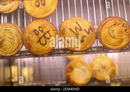 Sydney, Australien. Februar 2021, 24th. Fleischpasteten werden in einem Fleischpasteten-Geschäft in Sydney, Australien, am 24. Februar 2021 gesehen. Ein australischer Fleischkuchen ist ein handgroßer Kuchen mit gewürfeltem oder gehacktem Fleisch und Soße, manchmal mit Zwiebeln, Pilzen oder Käse und oft als Imbiss zum Mitnehmen verzehrt. Quelle: Bai Xuefei/Xinhua/Alamy Live News Stockfoto