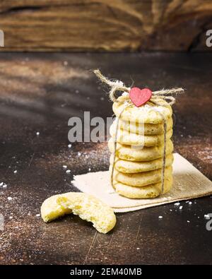 Hausgemachte Bio-Keto Kokosnusskekse auf braunem Hintergrund. Süßes Gebäck mit Kokosmehl ist glutenfrei, kohlenhydratarm. Keto-Diät. Süßes Geschenk. Stockfoto