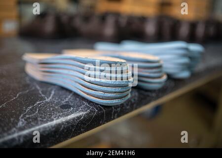 Nahaufnahme von Ledereinlagen im Regal in der Schuhfabrik Stockfoto