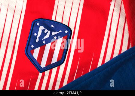 Nahaufnahme des Logos des Fußballclubs Atlético Madrid im Sportshirt Stockfoto