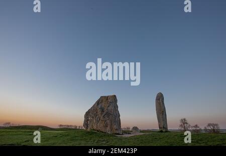 Avebury Bronze Age Stone Circle in Wiltshire an einem Sommerabend. Stockfoto