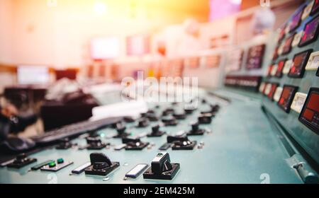 Engineering-Panel mit Tasten und Schaltautomatik für Kernkraftwerk. Stockfoto