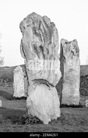 Avebury Bronze Age Stone Circle in Wiltshire an einem Sommerabend. Stockfoto