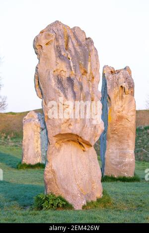 Avebury Bronze Age Stone Circle in Wiltshire an einem Sommerabend. Stockfoto