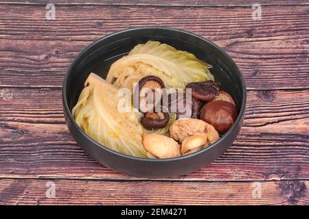 Streamed Kürbis Wrap vermicelli, Shiitake Pilze und Hackfleisch Huhn in Chinesische Knochensuppe Stockfoto