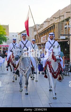 DOHA, Qatar-12 Dez 2019 - Ansicht der Katarischen berittene Polizei auf Pferde auf die Straße an der Souq Waqif im historischen Zentrum von Doha entfernt. Stockfoto