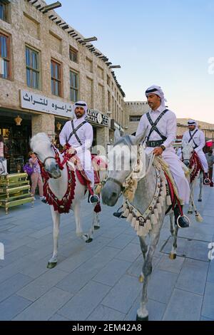 DOHA, Qatar-12 Dez 2019 - Ansicht der Katarischen berittene Polizei auf Pferde auf die Straße an der Souq Waqif im historischen Zentrum von Doha entfernt. Stockfoto