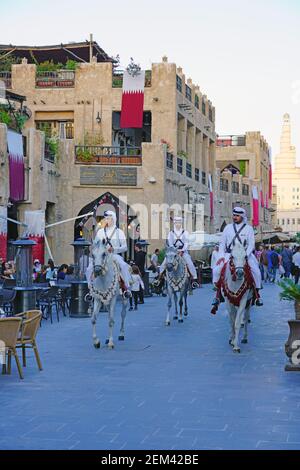 DOHA, Qatar-12 Dez 2019 - Ansicht der Katarischen berittene Polizei auf Pferde auf die Straße an der Souq Waqif im historischen Zentrum von Doha entfernt. Stockfoto