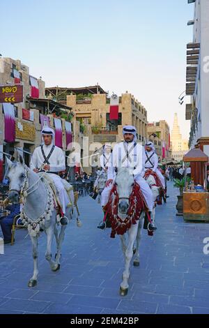 DOHA, Qatar-12 Dez 2019 - Ansicht der Katarischen berittene Polizei auf Pferde auf die Straße an der Souq Waqif im historischen Zentrum von Doha entfernt. Stockfoto