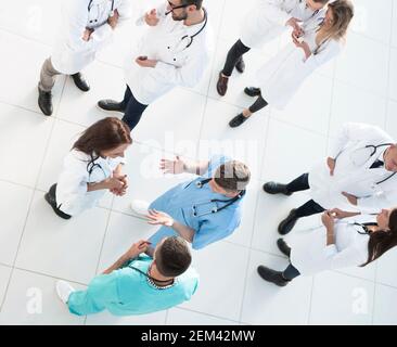 Draufsicht. Team von medizinischen Fachleuten diskutieren Themen zusammen. Stockfoto