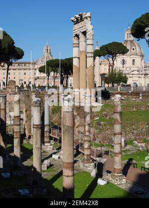 Rom. Italien. Forum von Caesar (Foro di Cesare), Überreste des Tempels der Venus Genetrix, die unteren Säulen sind der Portikus der Basilika Argentari Stockfoto