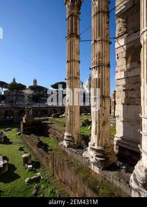 Rom. Italien. Blick vom Germanicus' Bogen (alias Arco dei Pantani, der Bogen der Sümpfe) auf das Forum des Augustus, und die restlichen korinthischen Säulen Stockfoto