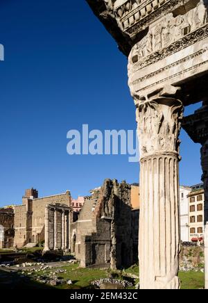 Rom. Italien. Blick vom Nerva-Forum mit der sogenannten Kolonnace (rechts) auf das Augustus-Forum und die Überreste des Mars-Tempels U Stockfoto