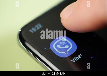 New york, USA - 24. Februar 2021: Viber App auf Smartphone-Bildschirm Touch mit Finger Makro Nahaufnahme Stockfoto