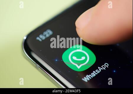 New york, USA - 24. Februar 2021: WhatsApp App auf Smartphone-Bildschirm Touch mit Finger Makro Nahaufnahme Stockfoto