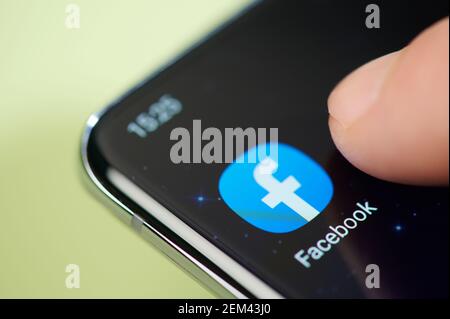 New york, USA - 24. Februar 2021: Facebook-App auf Smartphone-Bildschirm Touch mit Finger Makro Nahaufnahme Stockfoto