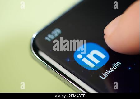 New york, USA - 24. Februar 2021: LinkedIn App auf Smartphone-Bildschirm Touch mit Finger Makro Nahaufnahme Stockfoto