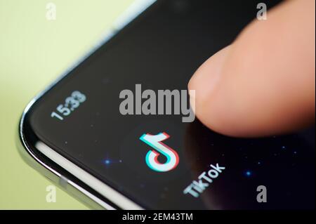 New york, USA - 24. Februar 2021: TIK Tok App auf Smartphone-Bildschirm Touch mit Finger Makro Nahaufnahme Stockfoto