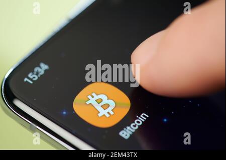 New york, USA - 24. Februar 2021: Bitcoin Wallet App auf Smartphone-Bildschirm Touch mit Finger Makro Nahaufnahme Stockfoto