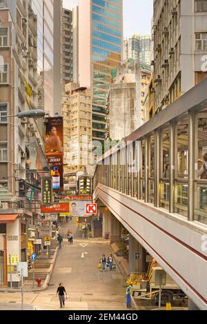 Sheung wan, Hong Kong Island, China, Asien - die Rampe zur längsten Rolltreppe der Welt und das Straßenleben darunter. Stockfoto