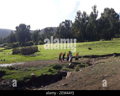 Amhara-Äthiopien - 20. April 2019: Äthiopische Frauen auf dem Weg, Wasser zu sammeln Stockfoto