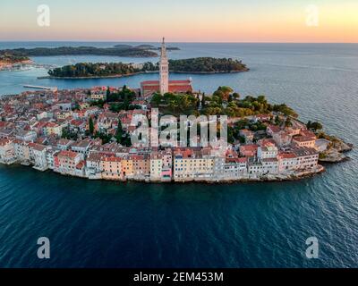 Luftaufnahme auf dem alten Teil der Stadt Rovinj in Kroatien, und die Kirche der heiligen Euphemia. Stockfoto