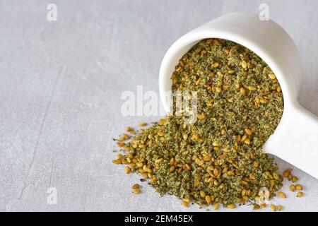 Gemischte Gewürz zaatar oder Zatar in Keramikschale . Nahaufnahme Stockfoto