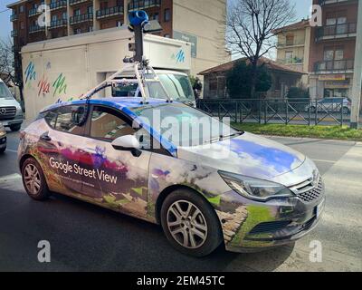 Ein Google Street View Fahrzeug für die Kartierung von Straßen in der ganzen Welt fährt durch die Stadt. Turin, Italien - Januar 2021 Stockfoto