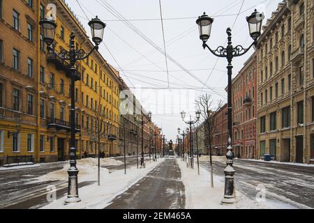 St.Petersburg, Russland - 21. Februar 2021: Denkmal des russischen Schriftstellers Nikolai Wassiljewitsch Gogol auf Malaja Konjuschennaja Straße im Winter. Hochwertige Fotos Stockfoto