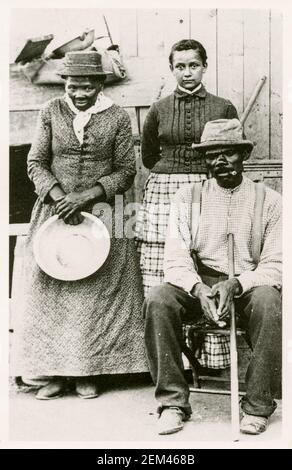 Harriet Tubman (1820-1913), Abolitionist, US Anti Slavery Bewegung und ihr Mann Nelson Davis (d. 1888), mit ihrer Adoptivtochter Gertie Davis (geb. 1873), Postkarte aus dem Familienportrait von William Haight Cheney, um 1887 Stockfoto