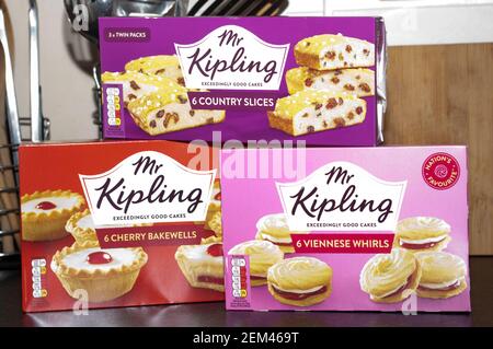 Kisten Von Mr Kipling Cake Products Mr Kiplings Cakes Stockfoto