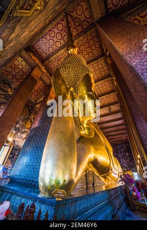 Goldene Statue des Reclining Buddha im Wat Pho Buddhist Temple Complex im Phra Nakhon District, Bangkok, Thailand. Religiöses Denkmal, Tourist A Stockfoto