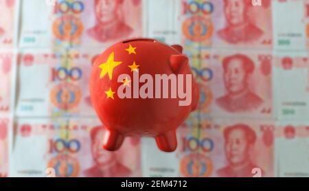 CNY rotes Sparschwein mit gelben Sternen Malerei, chinesische Flagge Stil 100 Geldbox aus nächster Nähe Stockfoto
