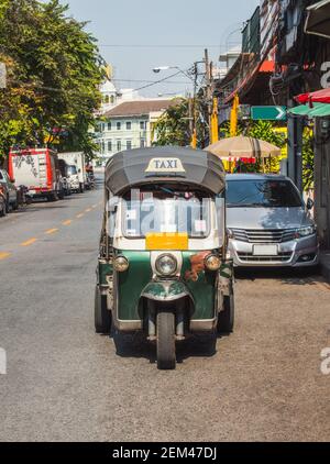 Traditionelles Thai Tuc Tuc Taxi auf der Empty Road. Dreirad-Mini-Auto. Stockfoto