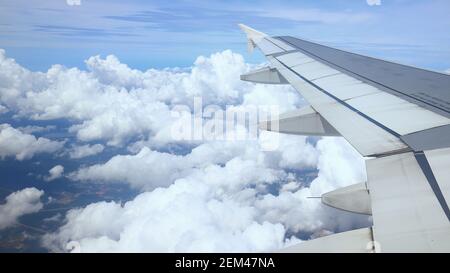 Luftansicht EINES Couldy Sky aus dem Flugzeugfenster Stockfoto