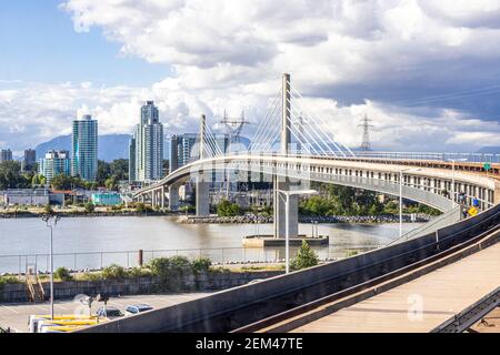 Blick vom TransLink Skytrain auf der Canada Line über den Fraser River in der Nähe von Bridgeport, Vancouver, British Columbia, Kanada Stockfoto