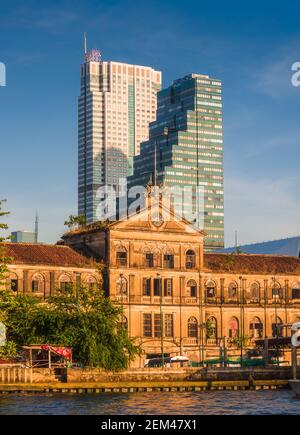 Schöne alte Zollhaus und Wolkenkratzer in Golden Light in Bangkok, Thailand Stockfoto