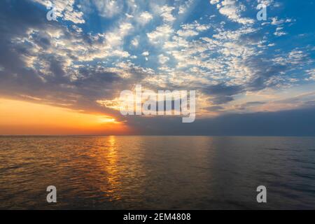 Schöner Sonnenuntergang über dem Kaspischen Meer Stockfoto