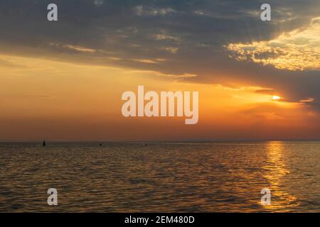 Schöner Sonnenuntergang über dem Kaspischen Meer Stockfoto